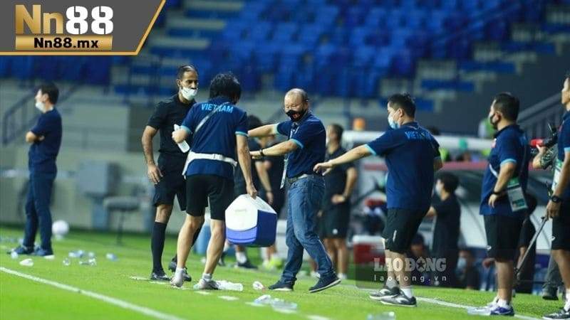 Theo quy định nhà cái thẻ vàng rút ra cho HLV hay cầu thủ dự bị không được tính